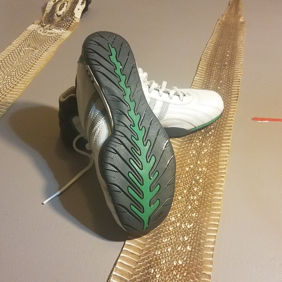 Adidas runners  Size 4.5Y/6.5W - Picture 4 of 9